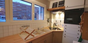 Jääkaappi, mikroaaltouuni, uuni, astianpesukone