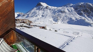 A snow-covered mountain with a ski resort in the background. - 150m from ski slopes, 5th floor, view lake, balcony, tv, ski locker, 50m², Tignes (Tignes)