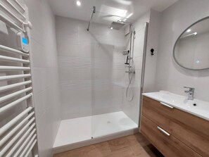 Bathroom - 20m from shops, 1st floor, view ski slopes, balcony, ski locker, 52m², Valmorel (Les Avanchers-Valmorel)