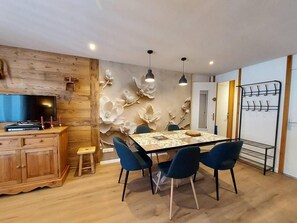 Dining - 20m from shops, 1st floor, view ski slopes, balcony, ski locker, 52m², Valmorel (Les Avanchers-Valmorel)