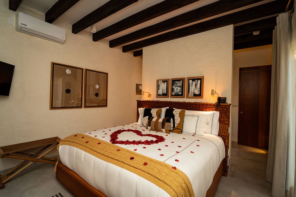 Junior Suite | Hypo-allergenic bedding, minibar, desk, laptop workspace
