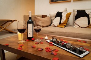 Presidential Studio Suite | Living room | 40-inch Smart TV with cable channels, TV