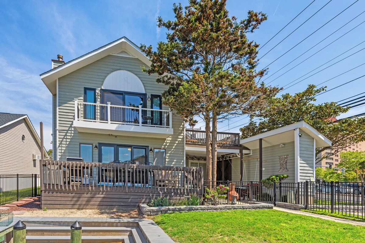 Waterfront Pets OK! Game Room Grill Kayaks Bikes