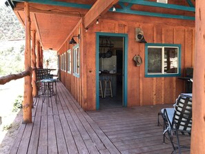 Outdoor dining - Rustic Bunkhouse with canyon views. (Monticello)