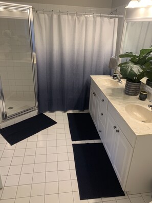 Combined shower/tub, hair dryer, towels, soap - Spacious 3-bed townhouse, walk to Atlantic Ave (Delray Beach)
