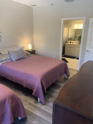 4 habitaciones, escritorio, tabla de planchar con plancha y wifi gratis 