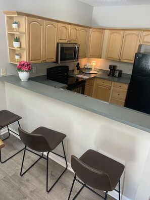 冷蔵庫、電子レンジ、オーブン、コンロ