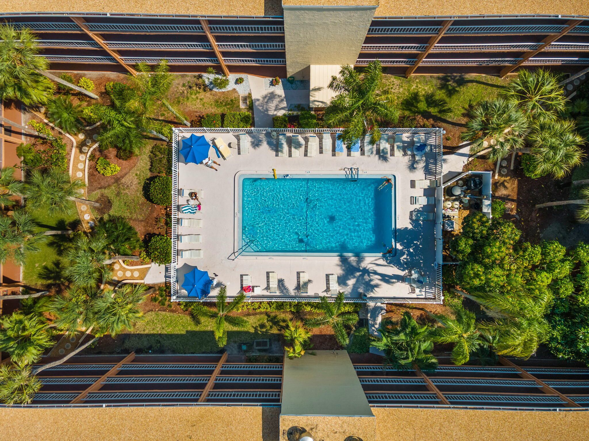 🍍Condo in Waterfront Comm. w/pool 5min to BEACH🍍