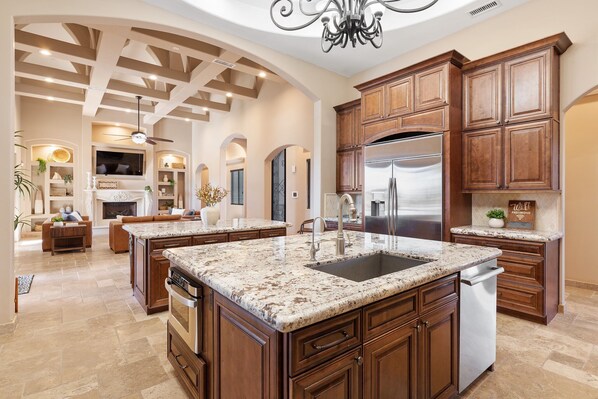 ثلاجة، ميكروويف، فرن، موقد طهي مسطح