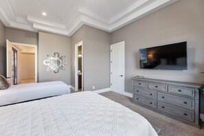 6 bedrooms, desk, iron/ironing board, travel cot - Scottsdale Oasis: 6BR, Dual Pools & 12-Person Spa (Scottsdale)