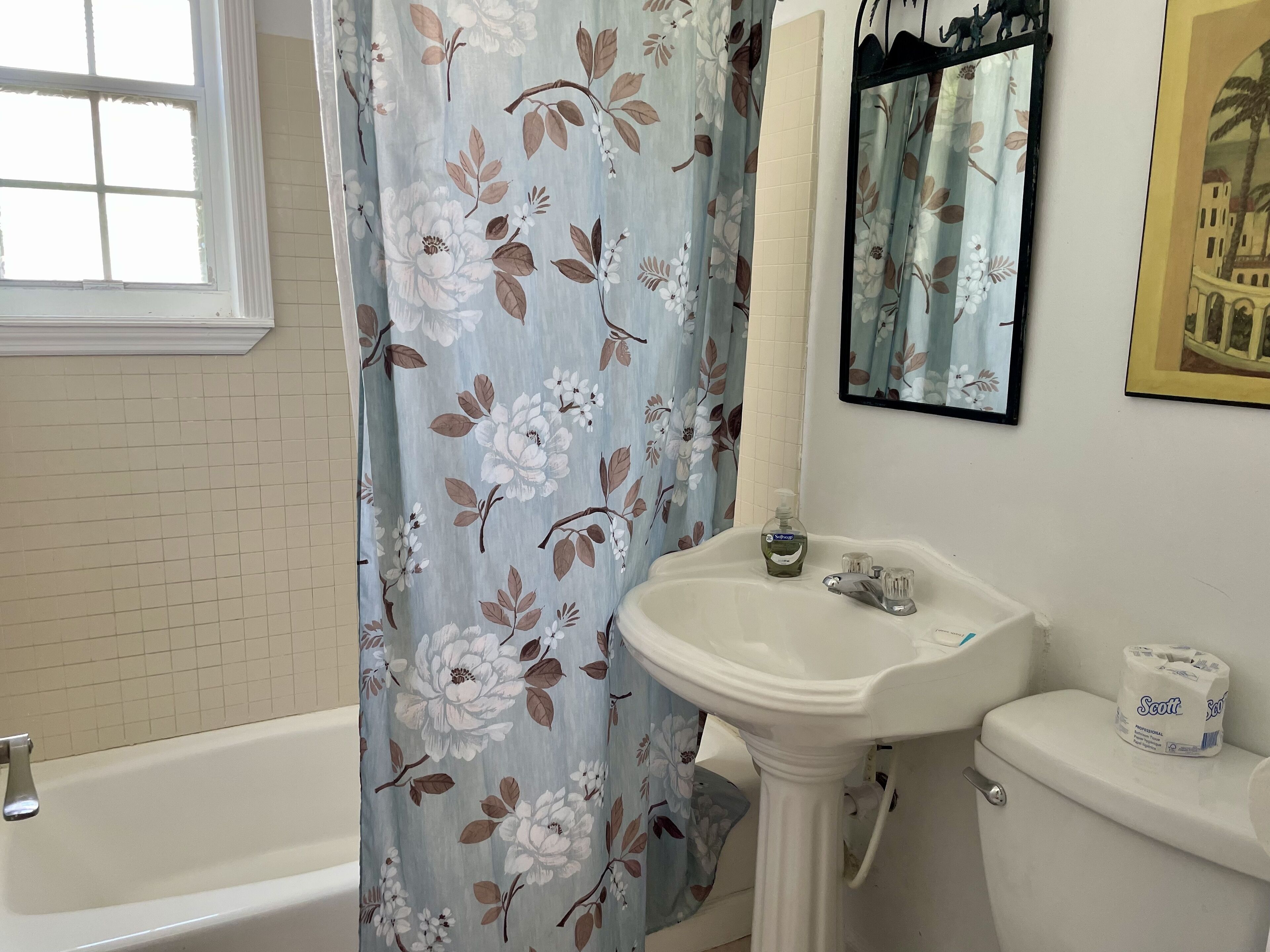 Kombinert dusj/badekar, hårføner og håndklær