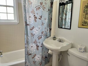 Ensemble douche/baignoire, sèche-cheveux, serviettes fournies