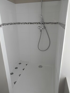 Bathtub, hair dryer