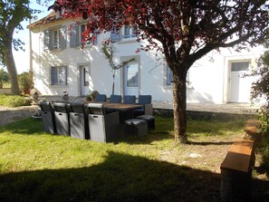 Outdoor dining - At the edge of the farm (Francoulès)