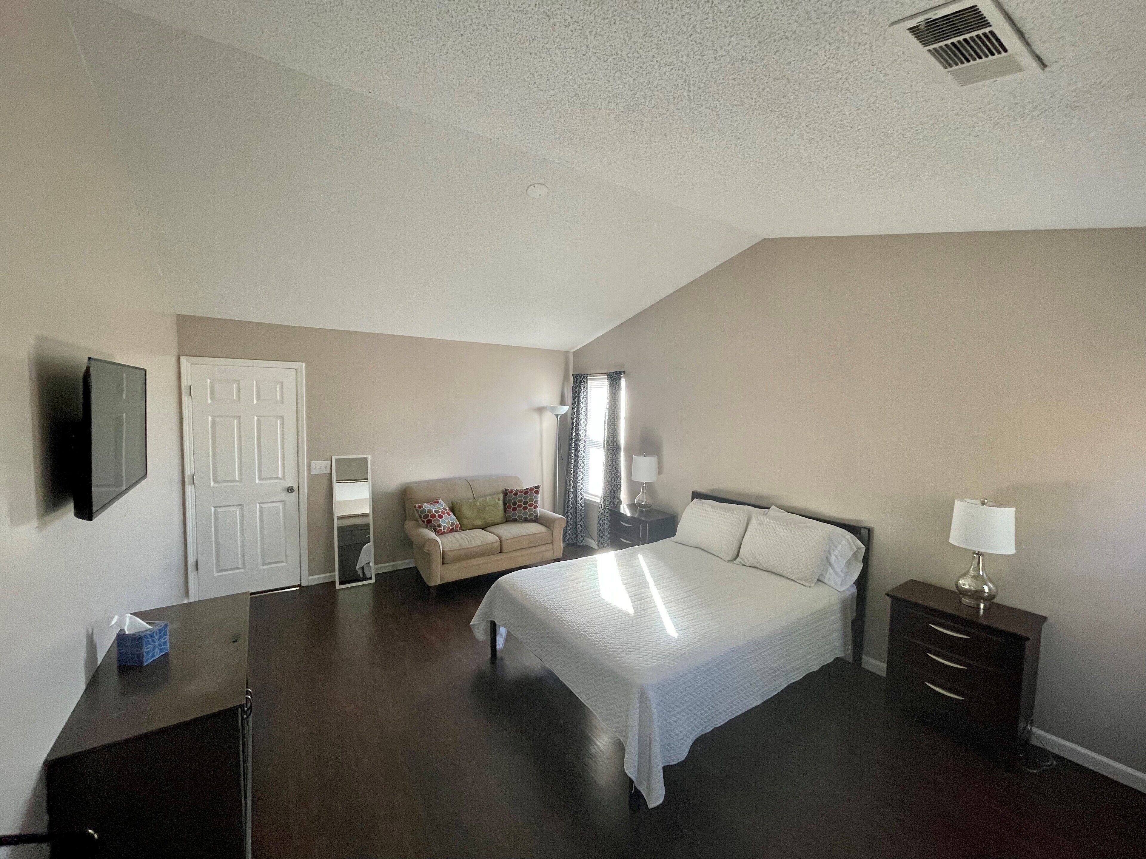 Cozy single-family home newly remodeled-10 mins from airport