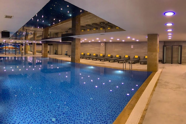 Una piscina cubierta