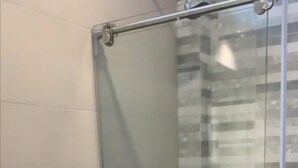 Ein Badezimmer mit Glasdusche, Toilette und Waschbecken.