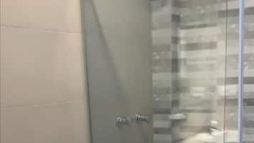 Ducha, cabezal de ducha tipo lluvia, piso con calefacción en el baño
