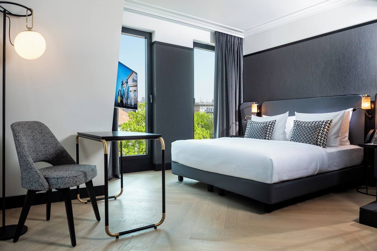 Roupas de cama premium, cofres nos quartos, quartos à prova de som