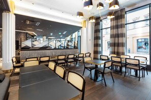 อาหารเช้าแบบบุฟเฟ่ต์ทุกวัน (EUR 25.00 ต่อคน)