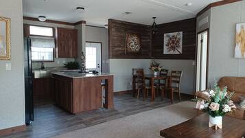 Nhà di động Premium, 2 phòng ngủ, không hút thuốc, bếp | Bếp riêng | Lò vi sóng, dụng cụ pha cà phê/trà, lò nướng bánh mì