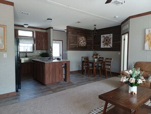 Mobil Karavan Premium, 2 kamar tidur, Bebas Asap Rokok, dapur | Dapur pribadi | Microwave, mesin pembuat kopi/teh, dan pemanggang roti