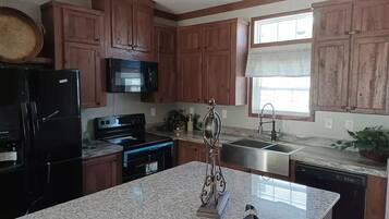 Nhà di động Premium, 2 phòng ngủ, không hút thuốc, bếp | Bếp riêng | Lò vi sóng, dụng cụ pha cà phê/trà, lò nướng bánh mì