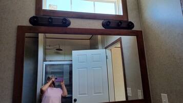 Nhà di động Premium, 2 phòng ngủ, không hút thuốc, bếp | Phòng tắm | Đồ dùng nhà tắm thân thiện với môi trường, máy sấy tóc