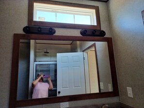 Mobil Karavan Premium, 2 kamar tidur, Bebas Asap Rokok, dapur | Kamar mandi | Perlengkapan kamar mandi ramah lingkungan dan pengering rambut