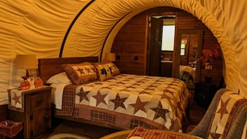 Cabin Cao cấp, 1 giường cỡ king, không hút thuốc, quang cảnh hồ | Bộ trải giường bằng vải cotton Ai Cập, bộ đồ giường cao cấp