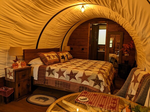 Kabin Mewah, 1 Tempat Tidur King, Bebas Asap Rokok, pemandangan danau | Seprai katun Mesir, seprai premium, dan busa memori