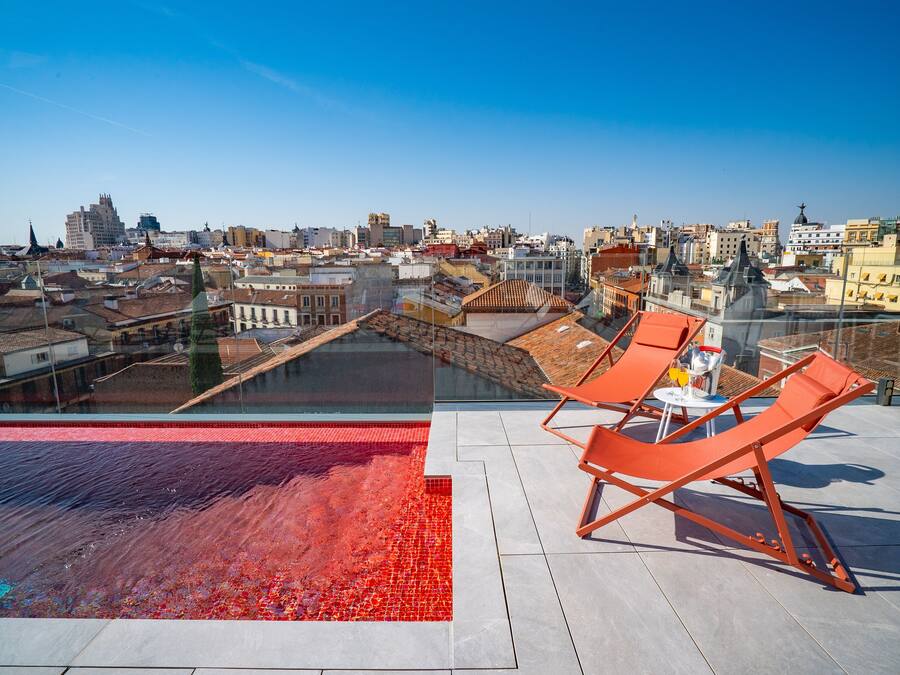 Piscine extérieure, chaises longues