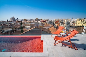 Piscina externa, funciona das 10h às 19h, espreguiçadeiras