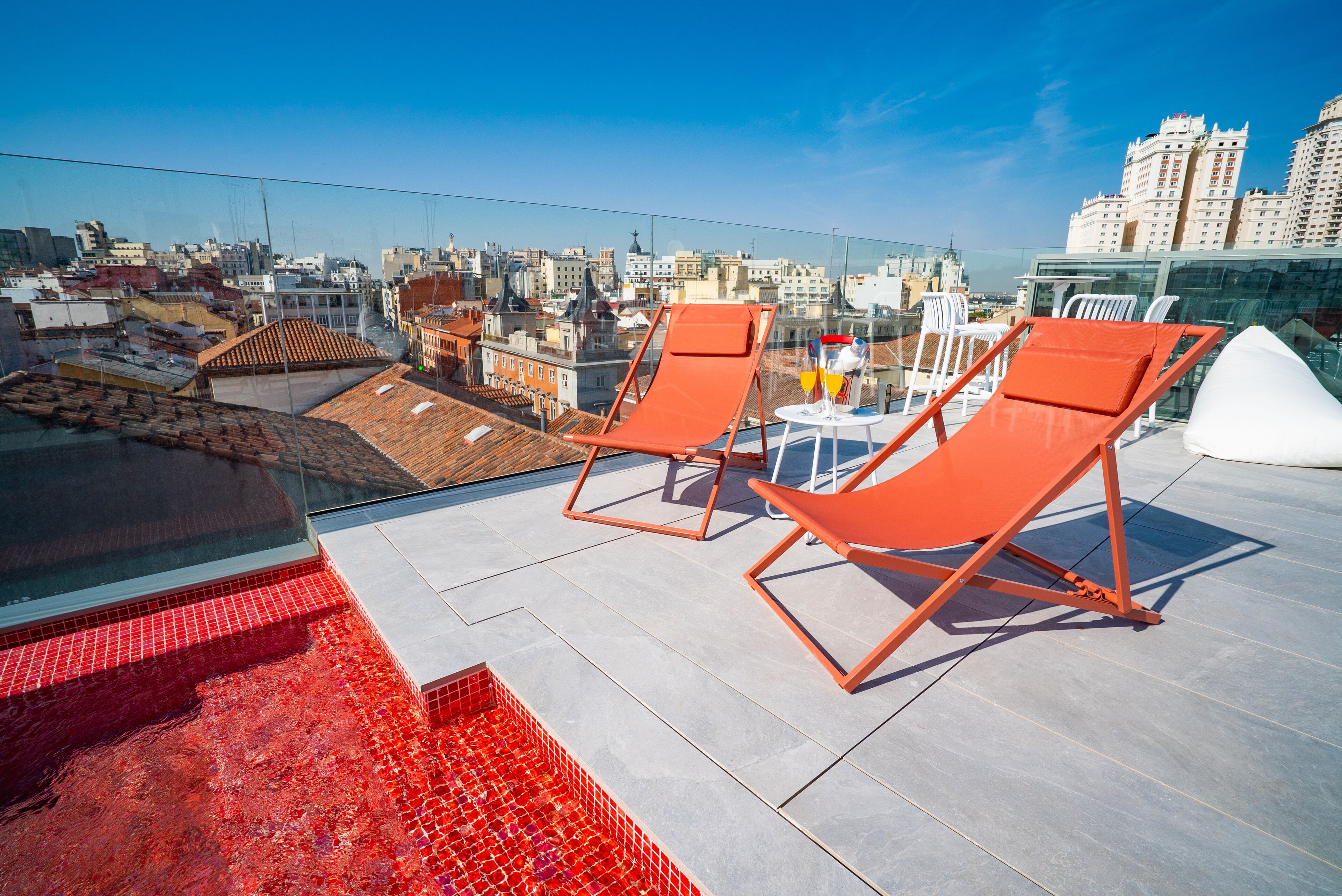 Una piscina al aire libre (de 10:00 a 19:00), tumbonas