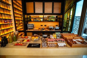 Petit déjeuner buffet (19 EUR par personne)