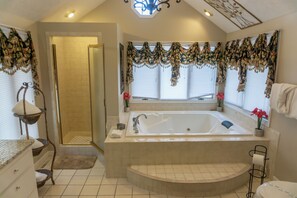 Combined shower/tub, jetted tub, hair dryer, towels