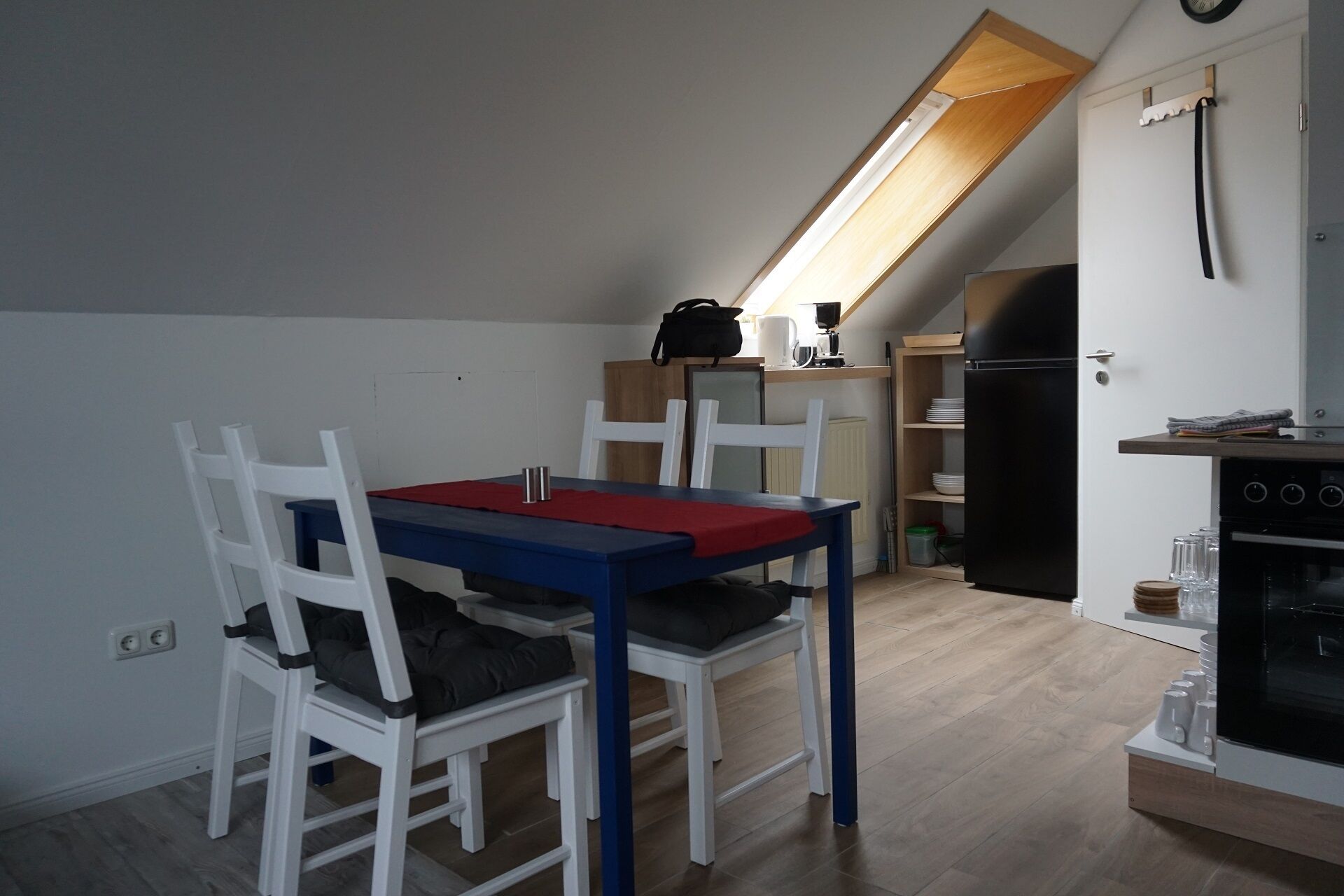 Eine kleine, moderne Küche mit Essbereich.