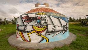 A mural of a person with a flag on top. - Glamping Octli - Santuario de las Luciernagas X NANTLI LIVING (Nanacamilpa)