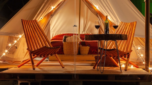A tent with two wooden chairs, a table, and a bottle of wine. - Glamping Octli - Santuario de las Luciernagas X NANTLI LIVING (Nanacamilpa)