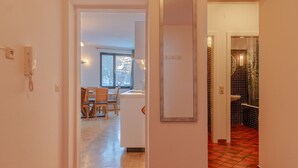 A hallway with a dining area, a kitchen, and a bathroom. - Apartment Six T Nine, balcony, near ski lift (Zell am See)