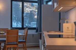 Kühlschrank, Ofen, Geschirrspüler, Wasserkocher mit Kaffee-/Teezubehör