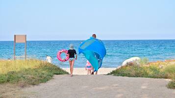 Plage, chaises longues