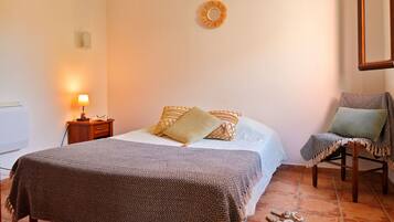 2 Schlafzimmer, Schreibtisch, Bügeleisen/Bügelbrett, Reisekinderbett