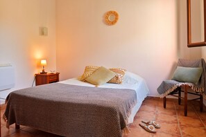 2 camere, una scrivania, ferro/asse da stiro, culla da viaggio