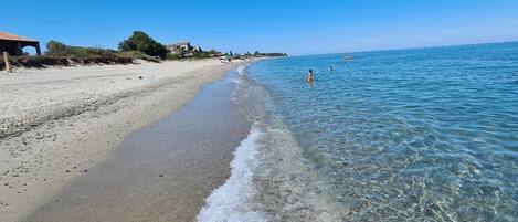 Plage, chaises longues