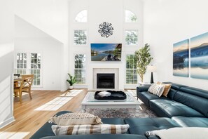 Smart-TV, Tischfußball, Arbeitsbereiche