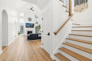 Interior - 💥Luxury Waterfront Retreat Fully Renovated HotTub Kayaks  Paddle board Gameroom (Littleton)