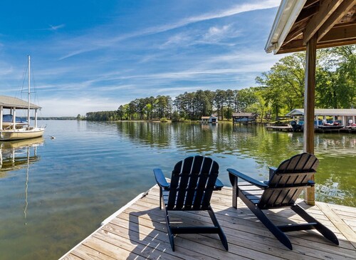 💥Luxury Waterfront Retreat Fully Renovated HotTub Kayaks  Paddle board Gameroom