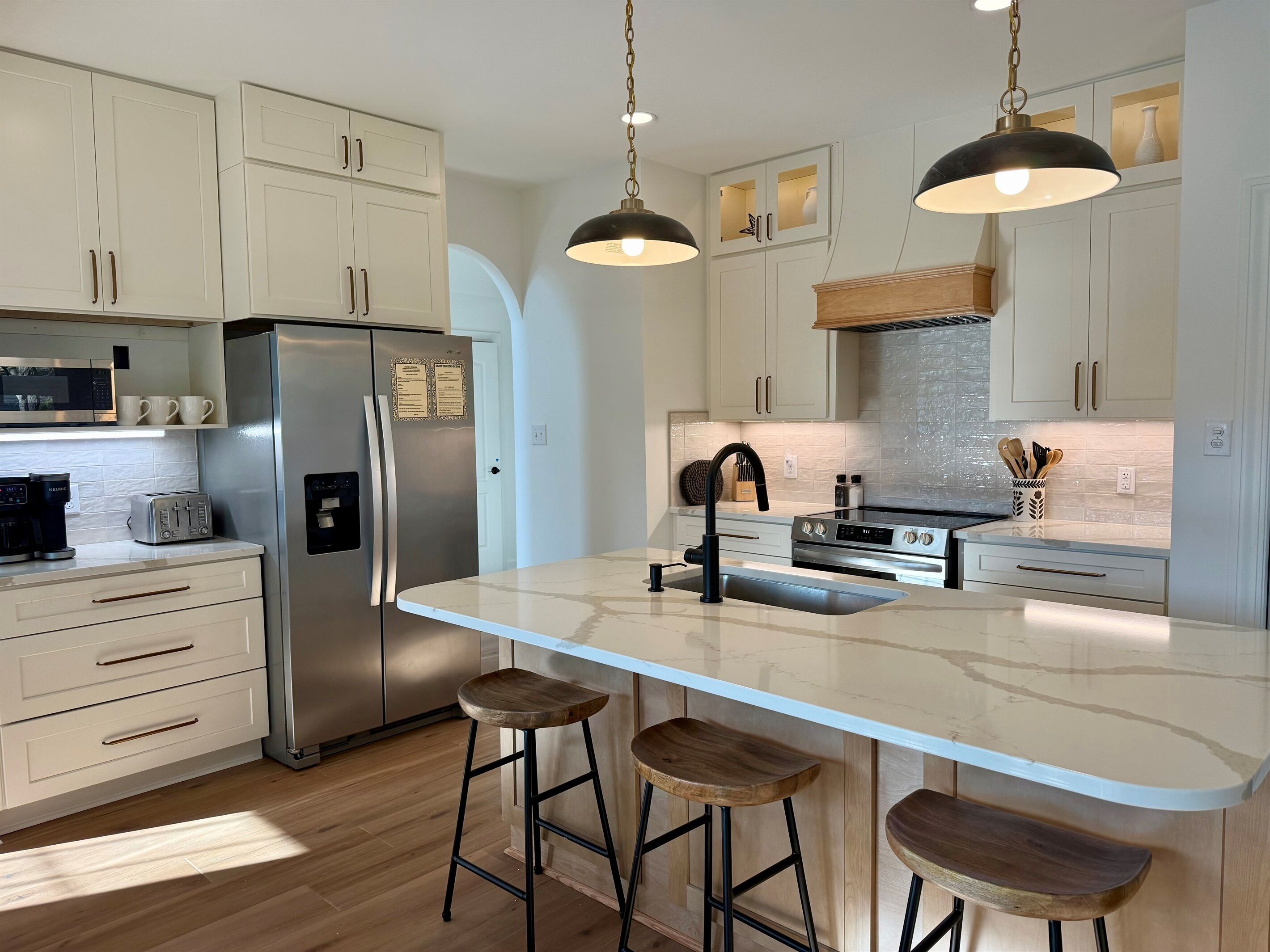 Réfrigérateur, micro-ondes, four, plaque de cuisson