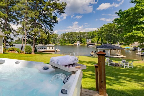 💥Luxury Waterfront Retreat Fully Renovated HotTub Kayaks  Paddle board Gameroom